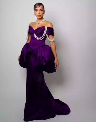 Quando retornou para o Met Gala, em 2022, a cantora brasileira surgiu com um look exclusivo: um vestido de cetim e pérolas feito pela grife Moschino. 