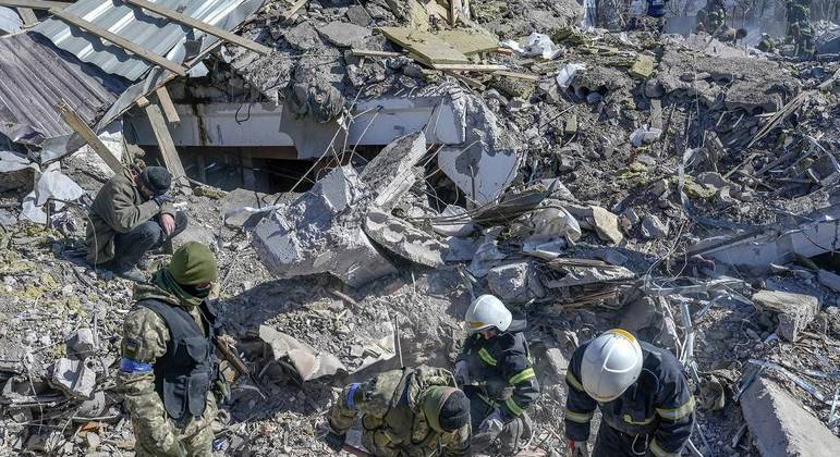 Quartel é destruído após ataque de mísseis russos em Mykolaiv, no sul da Ucrânia