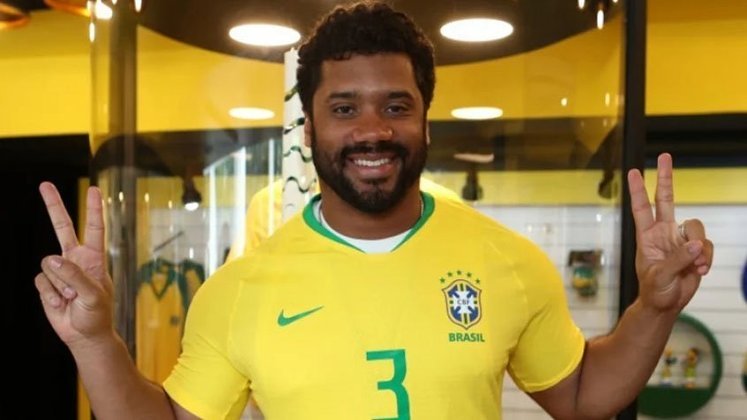 Quarterback do Seattle Seahawks, Russell Wilson está no Brasil para passar o Carnaval no Rio de Janeiro. O jogador da NFL até visitou o Museu da CBF e vestiu a camisa da Seleção Brasileira.
