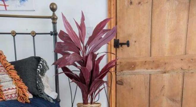 Quarto azul com tapete rosa claro