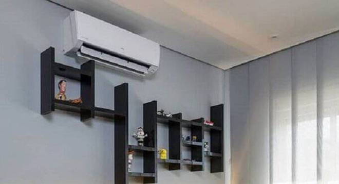 Quarto cinza e amarelo com puff gigante redondo