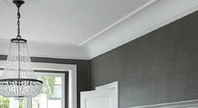 quarto cinza e branco decorado com lustre de cristal 