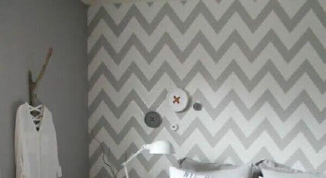 quarto cinza e branco decorado com papel de parede com estampa de chevron