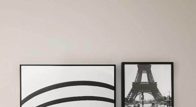 quarto cinza e branco decorado com quadros na cabeceira da cama 