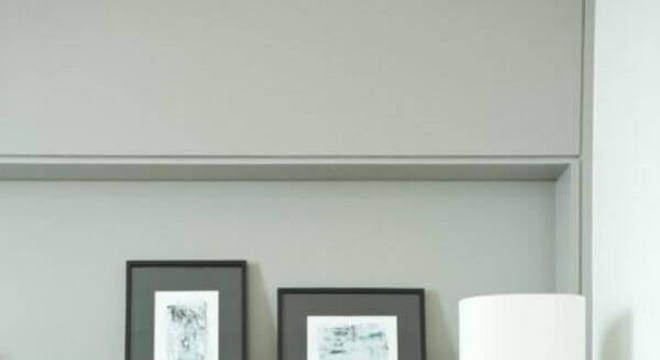 quarto cinza e rosa decorado com criado mudo branco e nicho embutido