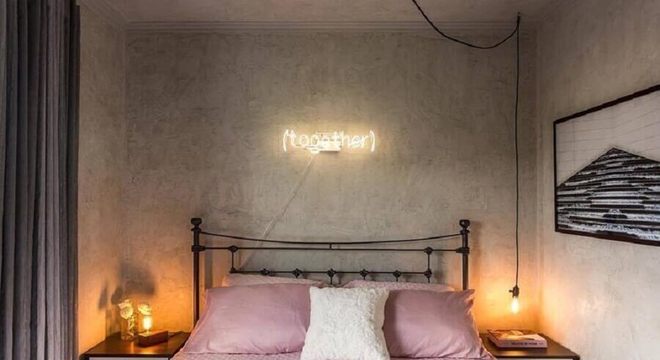 quarto cinza e rosa decorado com letreiro de led e parede de cimento queimado