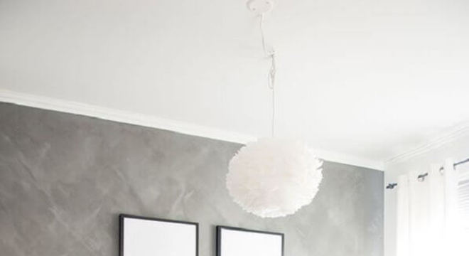 quarto cinza e rosa decorado com parede de cimento queimado