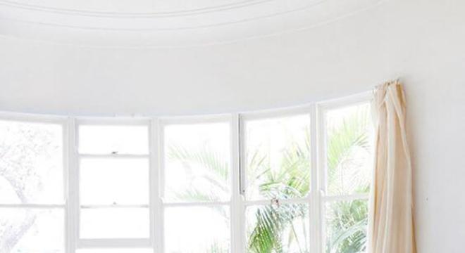 Quarto clean com janela de vidro