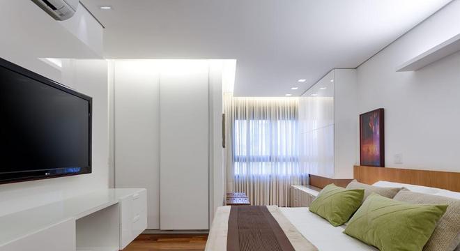 quarto com cabeceira de madeira e rack suspenso branco 