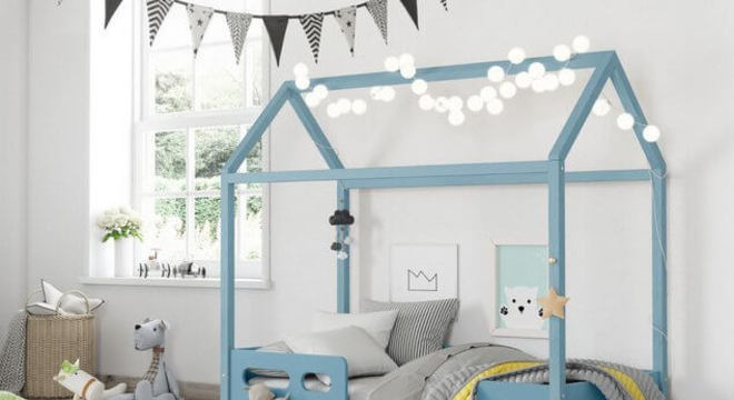 Quarto com cama casinha azul para quarto de menino