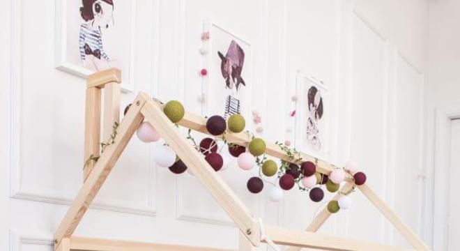 Quarto com detalhes em cor de rosa e cama casinha