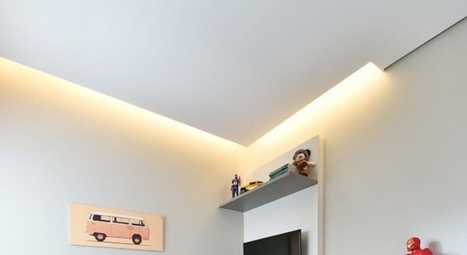 Quarto com escrivaninha planejada e piso laminado