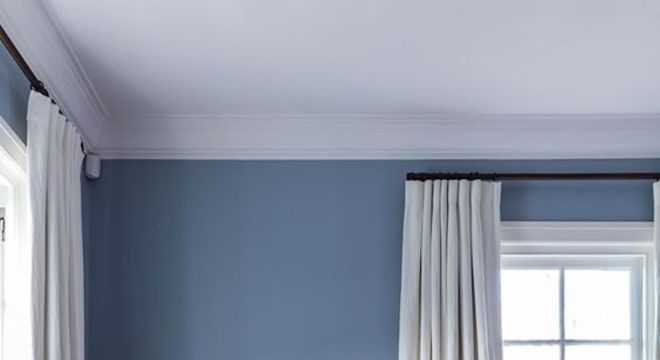 Quarto com parede azul claro