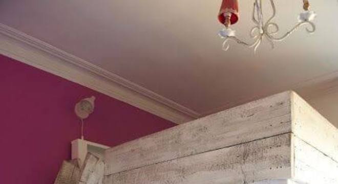 quarto com parede em fúcsia