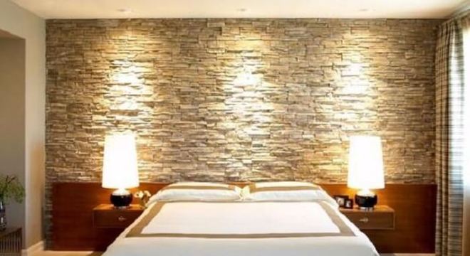 Quarto com parede revestida com pedra São Tomé