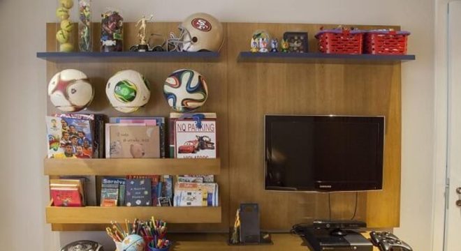 Quarto com prateleiras de livros