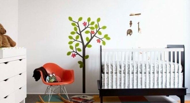 Quarto com tapete colorido com cadeira laranja