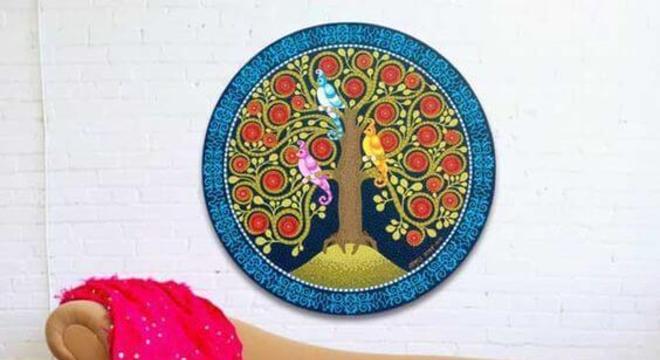 Quarto com tapete de frufru colorido