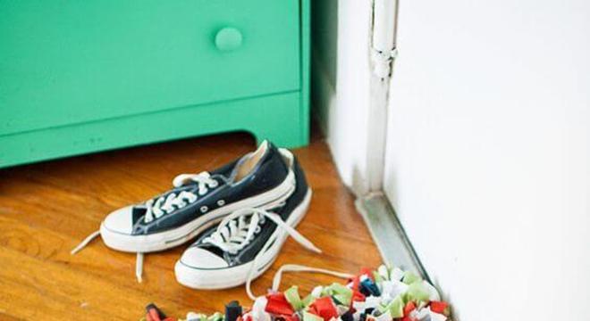 Quarto com tapete de frufru colorido