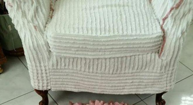 Quarto com tapete de frufru redondo