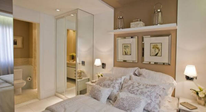 Quarto de casal com armário de cores neutras espelhado
