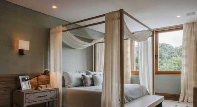 Quarto de casal com dossel em cores neutras