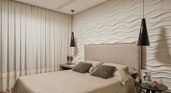 Quarto de casal com parede revestida com placa de gesso 3D ondulada
