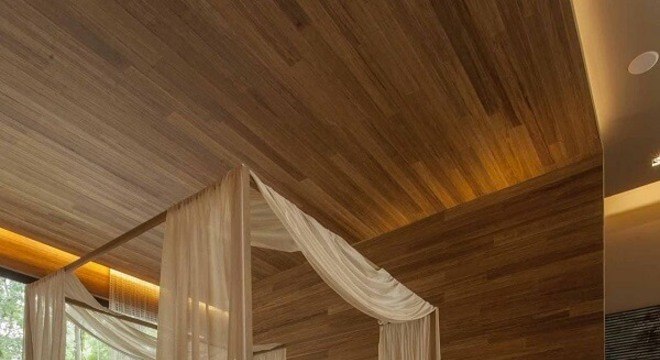 Quarto de casal com piso laminado de madeira
