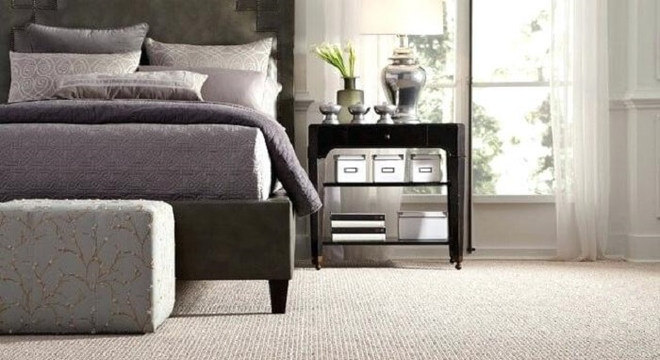 Quarto de casal com puff e tapete sisal