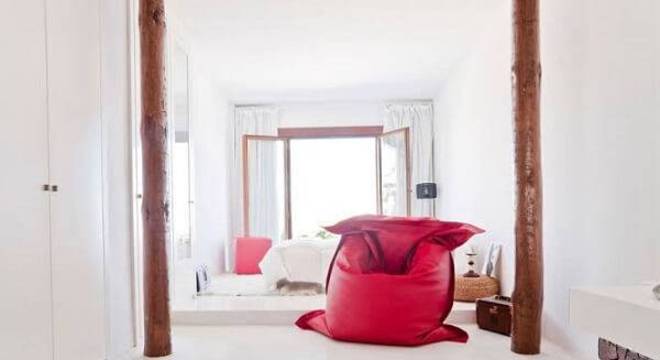 Quarto de casal com puff vermelho gigante