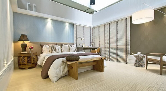 Quarto de casal com spot de luz e piso laminado