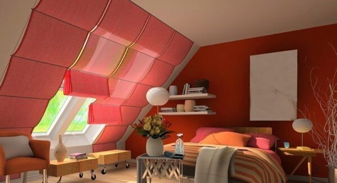 Quarto de casal decorado com cores vibrantes