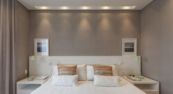 quarto de casal decorado com criado e cabeceira branca