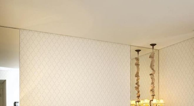 quarto de casal decorado com criado espelhado e cabeceira estofada