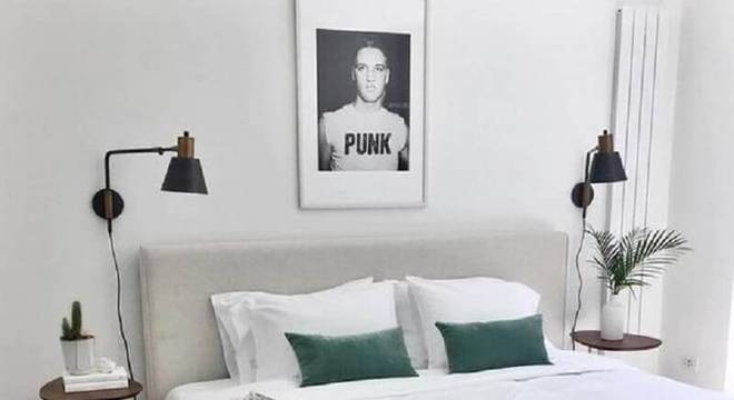 quarto de casal decorado com mesa de apoio simples 