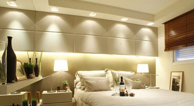 Quarto de casal decorado com Spot de luz quadrado