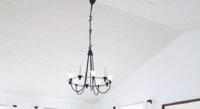 quarto de casal decorado com tapete de couro e cama de madeira 