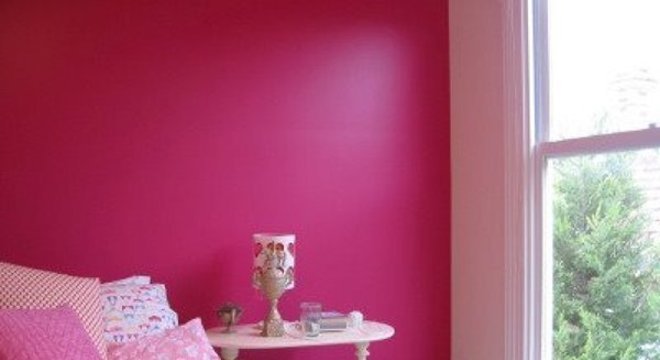 quarto de casal na cor fúcsia
