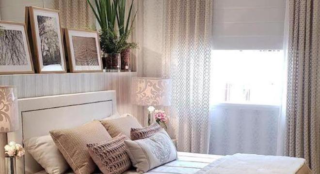 Quarto de casal neutro com enfeites de quadros e plantas
