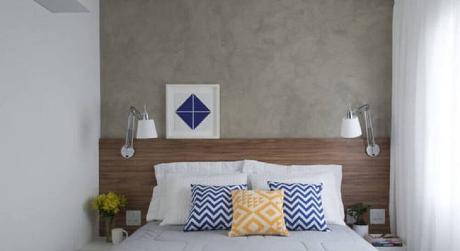 quarto de casal pequeno com cabeceira de madeira