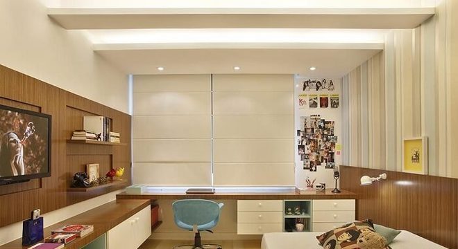 Quarto de estudante com bancada para estudos