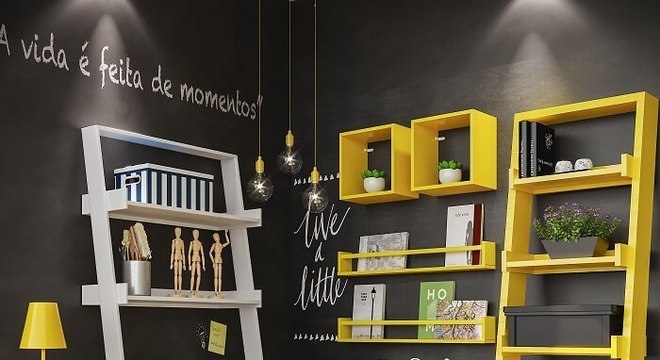 Quarto de estudos com estante escada nas cores branca e amarela