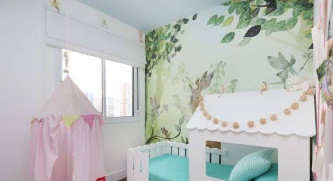 Quarto de menina com cama casinha e cabana