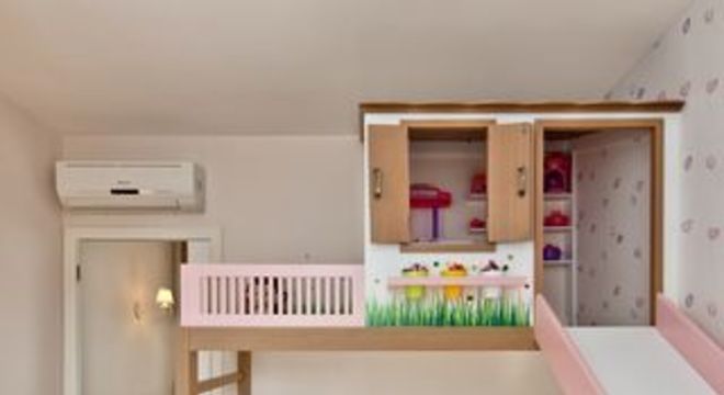 Quarto de menina com escorregador na cama casinha