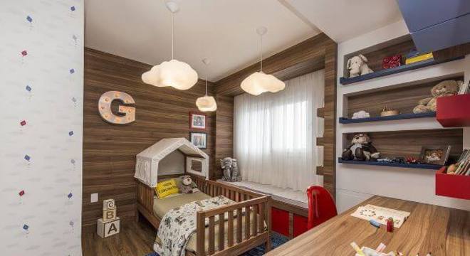 Quarto de menino com cama casinha e lustres de nuvem 