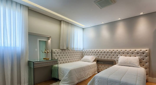 Quarto de solteiro com duas cama box Projeto de Maria Laura Coelho