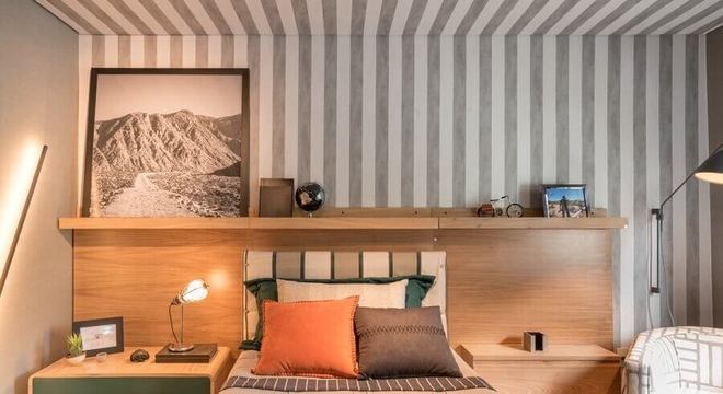 quarto de solteiro decorado em cores neutras com cama de madeira