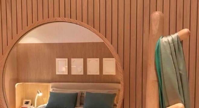 quarto decorado com cabideiro de madeira 