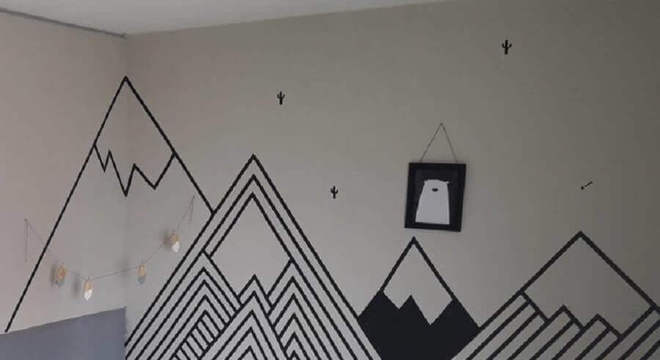 quarto decorado com fita isolante preta com formato de montanhas