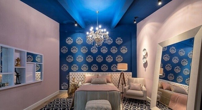 Quarto decorado com papel de parede e lustre de cristal